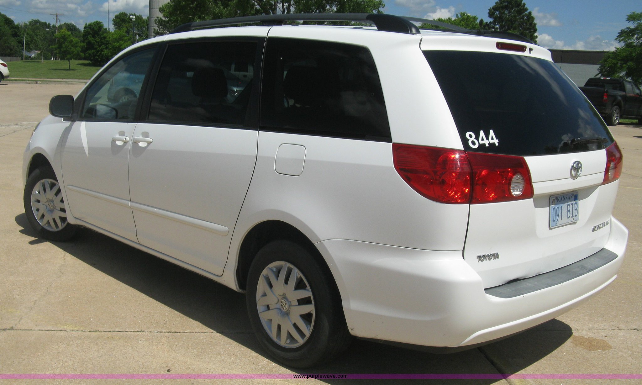 2007 Toyota Sienna van in Hesston, KS Item H8537 sold Purple Wave