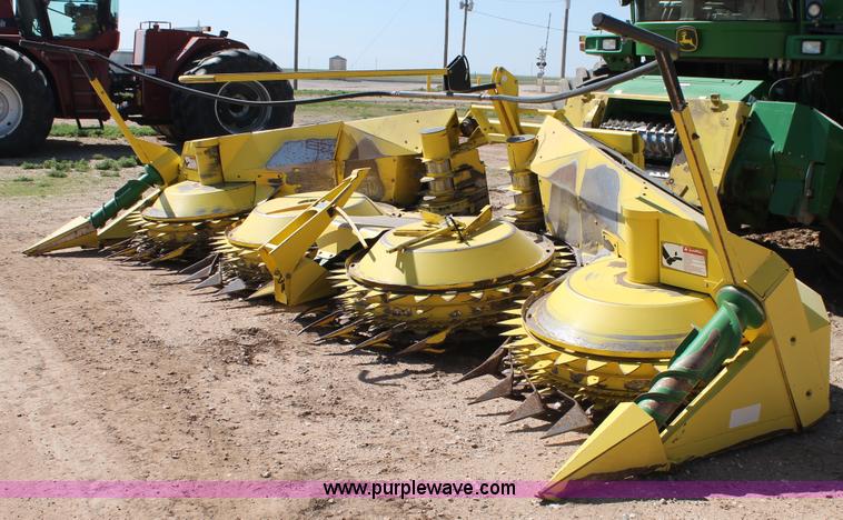 image for item AO9526 2010 John Deere 678 forage head