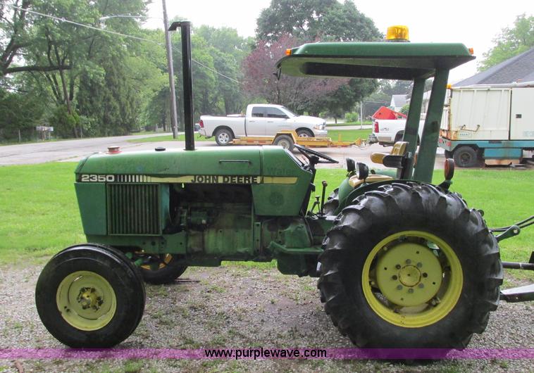 image for item B2956 1985 John Deere 2350 tractor