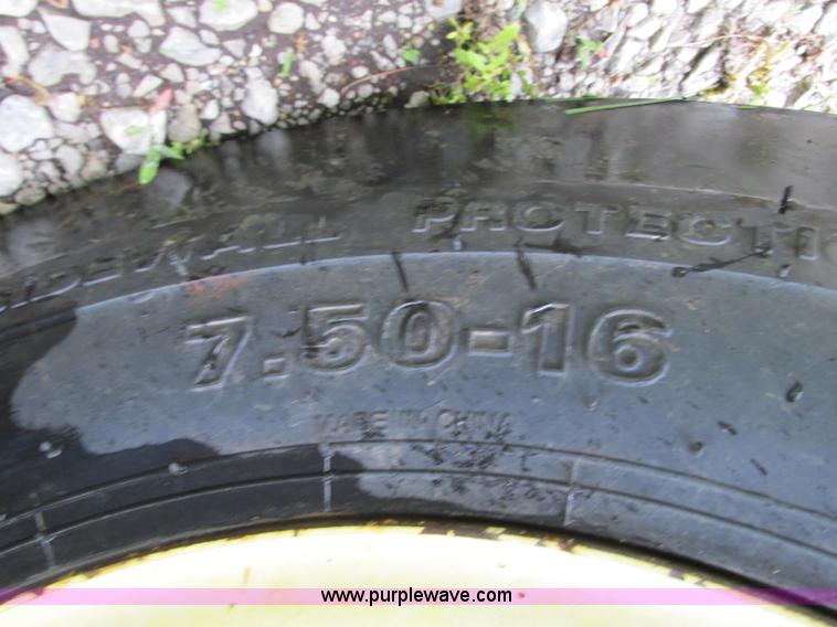 image for item B2956 1985 John Deere 2350 tractor