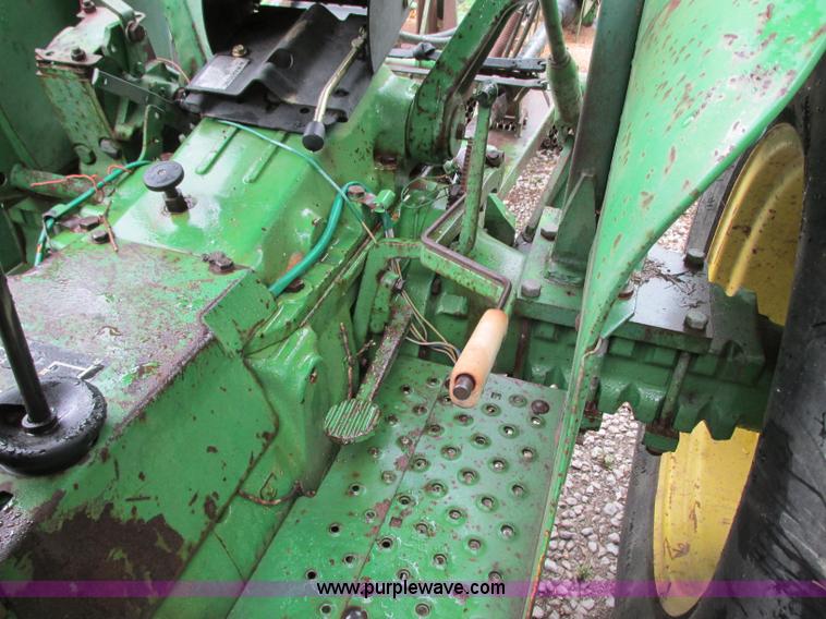 image for item B2956 1985 John Deere 2350 tractor