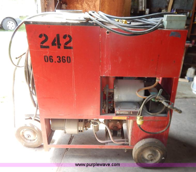 image for item BC9465 Hotsy 900 pressure washer