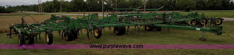 image for item F7803 1998 John Deere 985 field cultivator