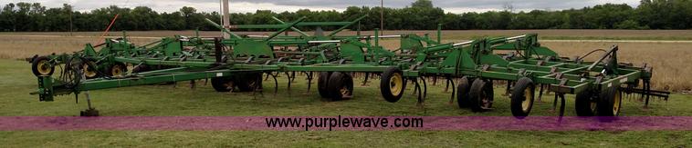 image for item F7803 1998 John Deere 985 field cultivator