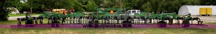 image for item F7803 1998 John Deere 985 field cultivator