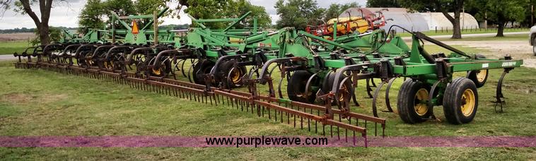 image for item F7803 1998 John Deere 985 field cultivator