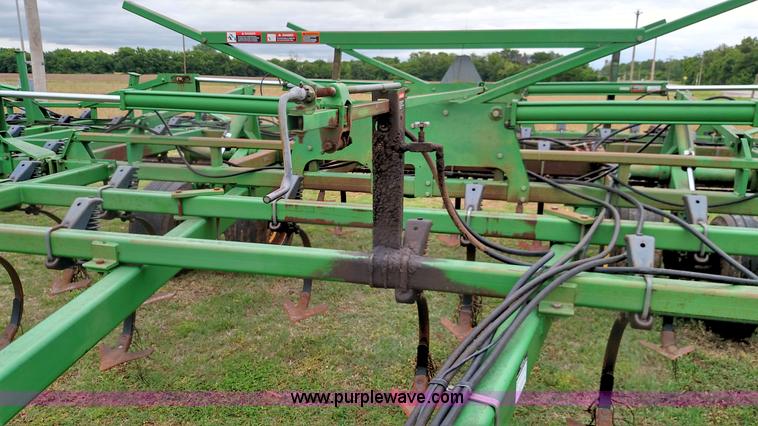 image for item F7803 1998 John Deere 985 field cultivator