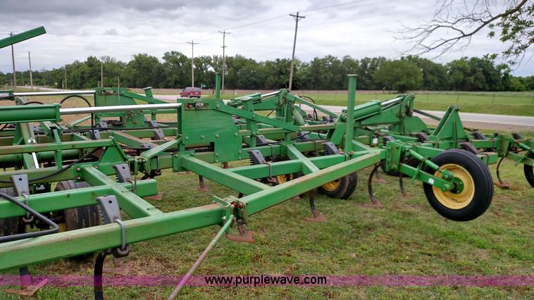image for item F7803 1998 John Deere 985 field cultivator