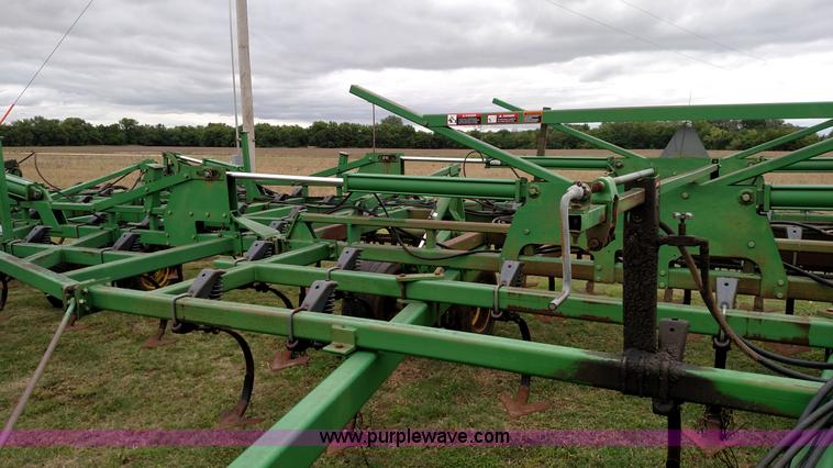 image for item F7803 1998 John Deere 985 field cultivator