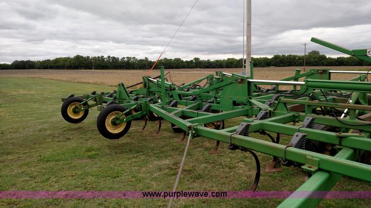 image for item F7803 1998 John Deere 985 field cultivator