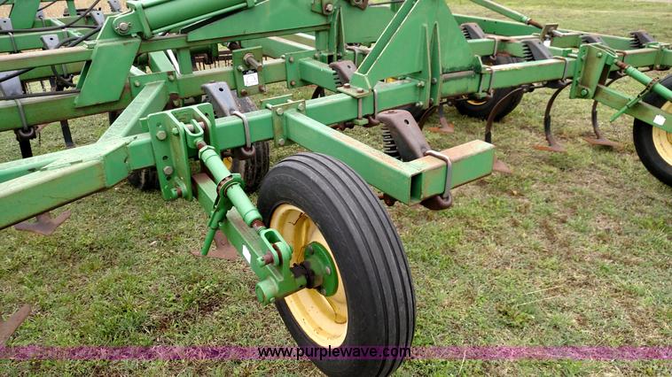 image for item F7803 1998 John Deere 985 field cultivator