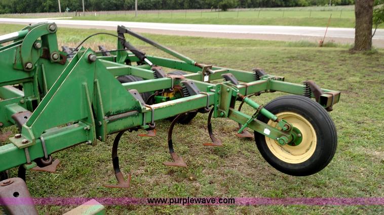 image for item F7803 1998 John Deere 985 field cultivator