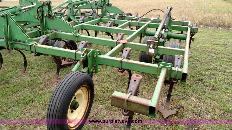 image for item F7803 1998 John Deere 985 field cultivator