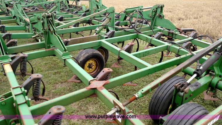 image for item F7803 1998 John Deere 985 field cultivator