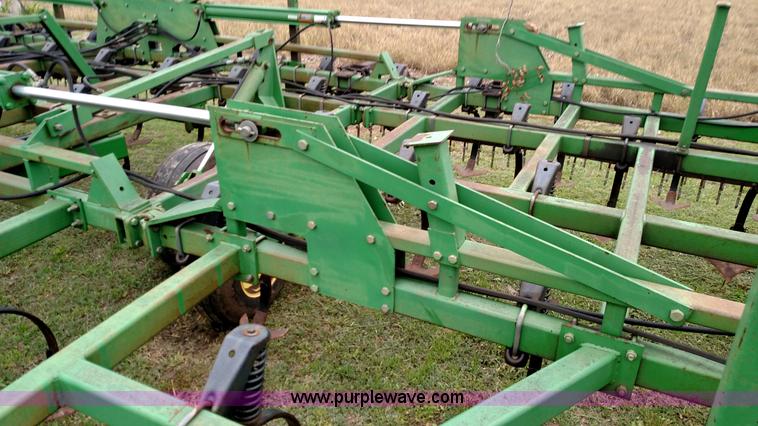image for item F7803 1998 John Deere 985 field cultivator