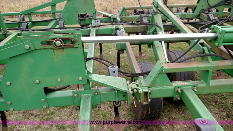 image for item F7803 1998 John Deere 985 field cultivator