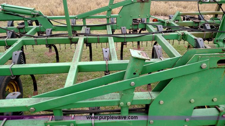 image for item F7803 1998 John Deere 985 field cultivator