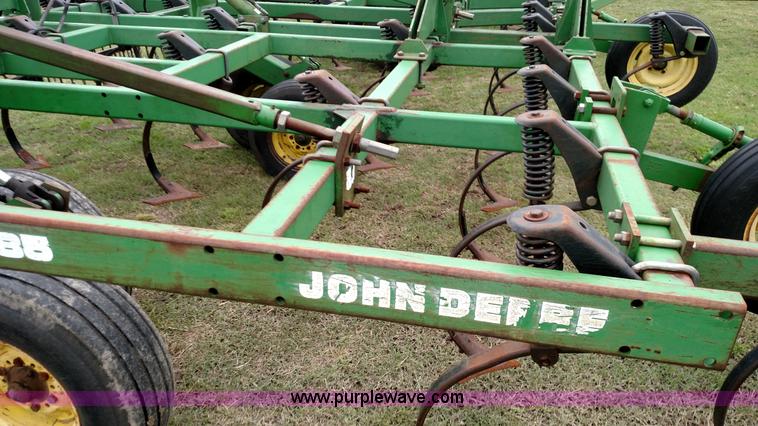 image for item F7803 1998 John Deere 985 field cultivator
