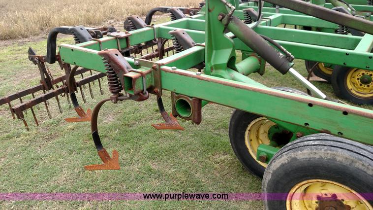 image for item F7803 1998 John Deere 985 field cultivator