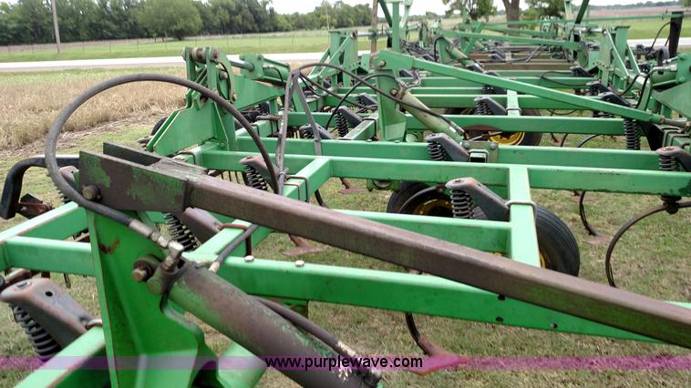 image for item F7803 1998 John Deere 985 field cultivator