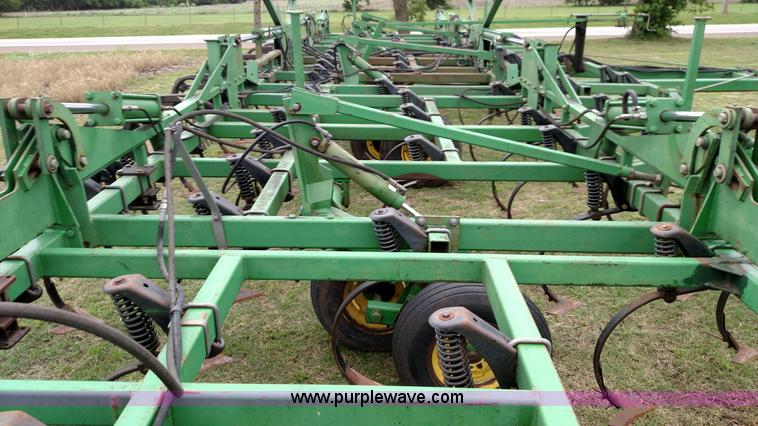 image for item F7803 1998 John Deere 985 field cultivator
