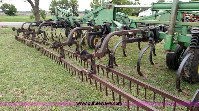 image for item F7803 1998 John Deere 985 field cultivator
