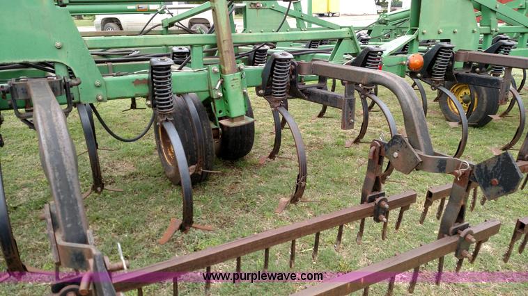 image for item F7803 1998 John Deere 985 field cultivator