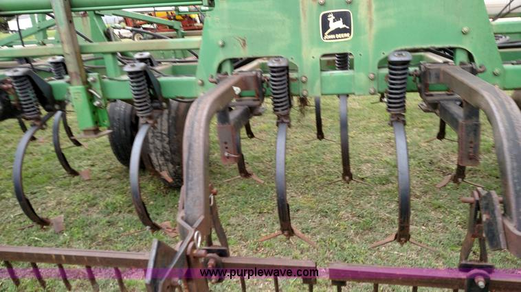 image for item F7803 1998 John Deere 985 field cultivator
