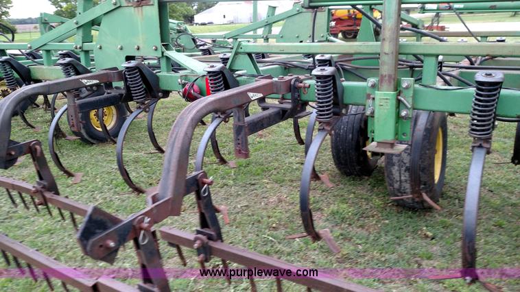 image for item F7803 1998 John Deere 985 field cultivator