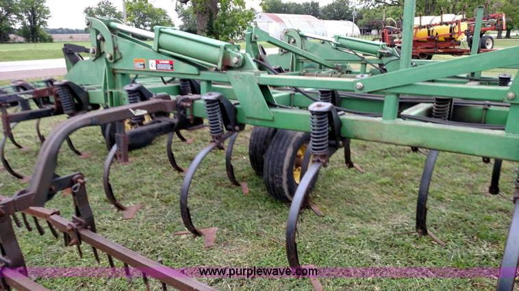 image for item F7803 1998 John Deere 985 field cultivator