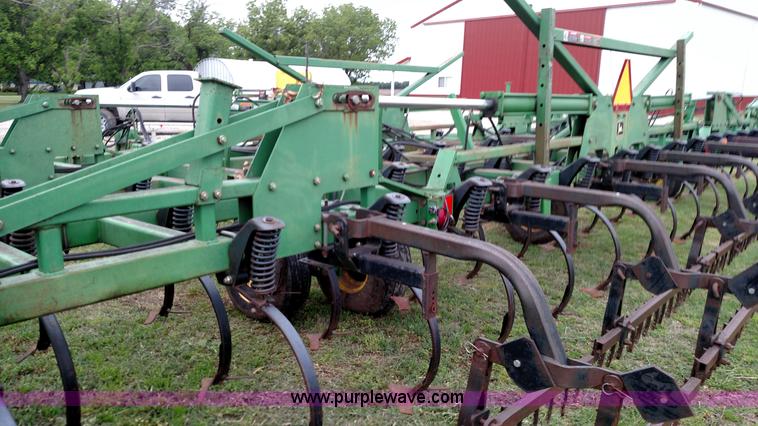 image for item F7803 1998 John Deere 985 field cultivator
