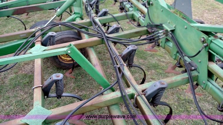 image for item F7803 1998 John Deere 985 field cultivator