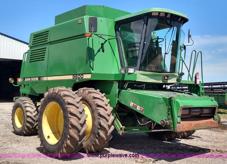image for item F7809 1996 John Deere 9600 RWA combine
