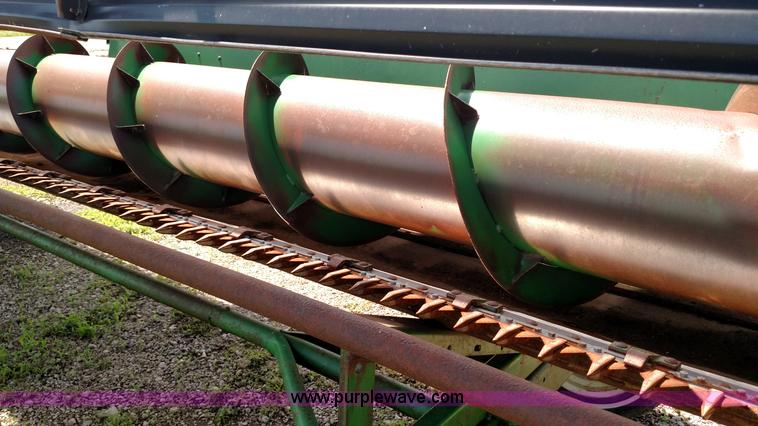 image for item F7810 1993 John Deere 930 rigid head