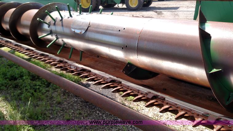 image for item F7810 1993 John Deere 930 rigid head