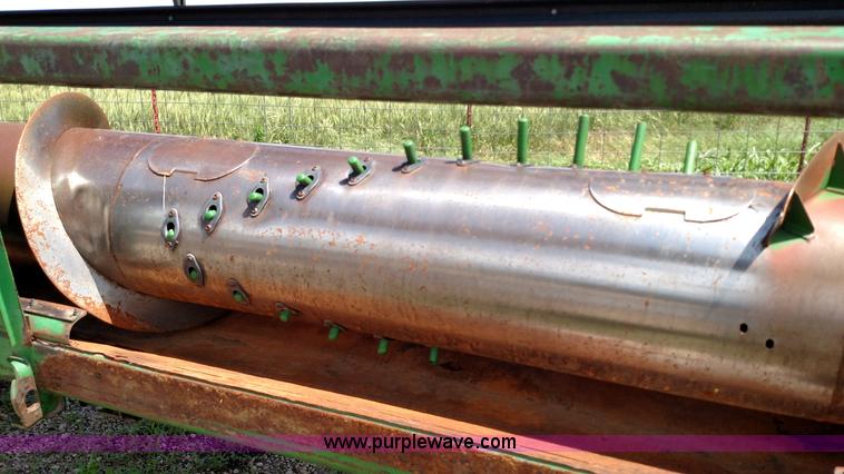 image for item F7810 1993 John Deere 930 rigid head