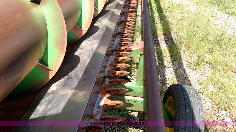 image for item F7810 1993 John Deere 930 rigid head