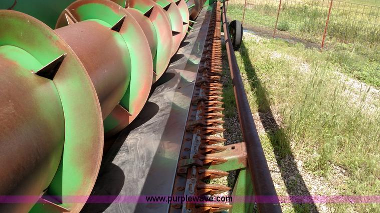 image for item F7810 1993 John Deere 930 rigid head