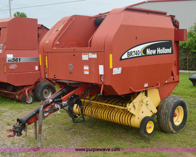 image for item G3582 2004 New Holland BR740 round baler