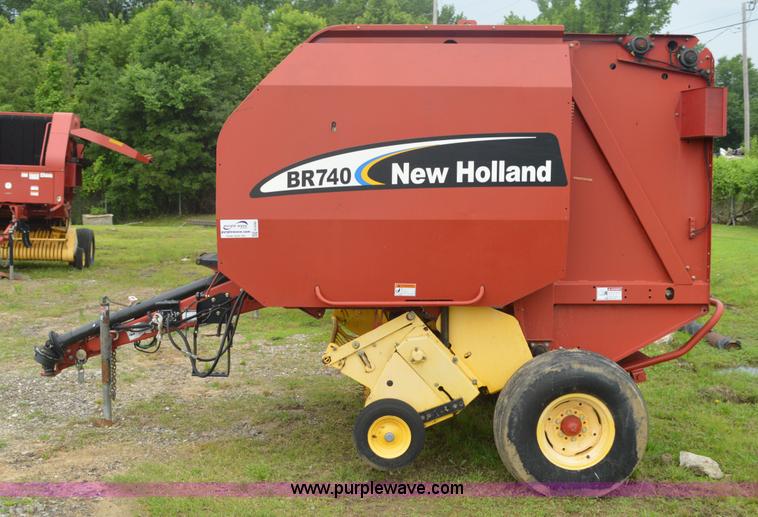 image for item G3582 2004 New Holland BR740 round baler