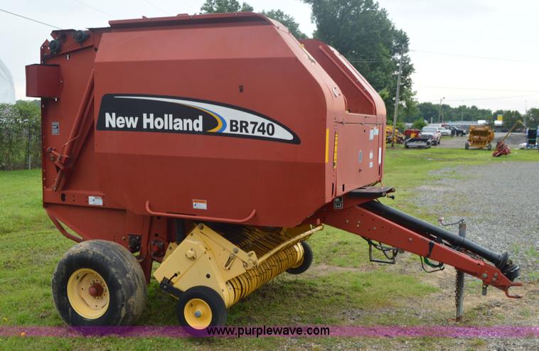 image for item G3582 2004 New Holland BR740 round baler