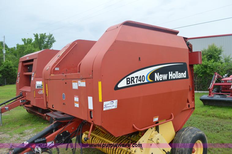 image for item G3582 2004 New Holland BR740 round baler