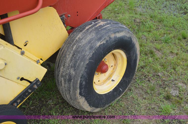 image for item G3582 2004 New Holland BR740 round baler