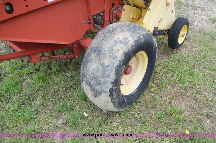 image for item G3582 2004 New Holland BR740 round baler