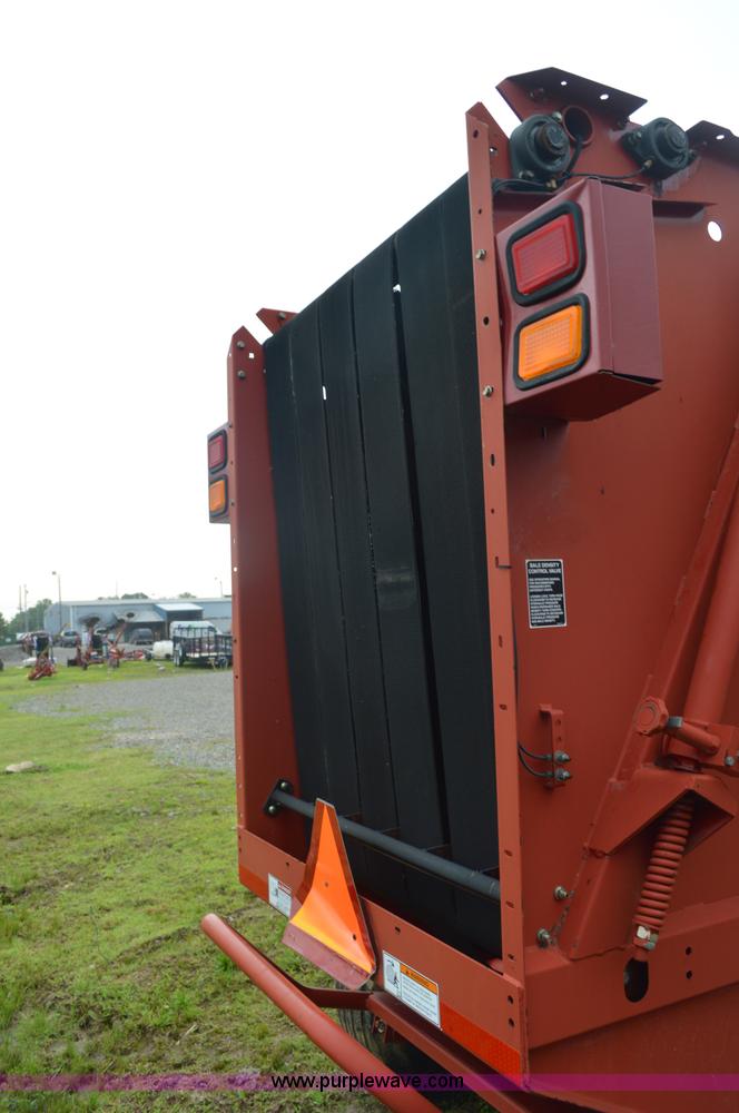 image for item G3582 2004 New Holland BR740 round baler