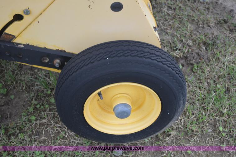 image for item G3582 2004 New Holland BR740 round baler