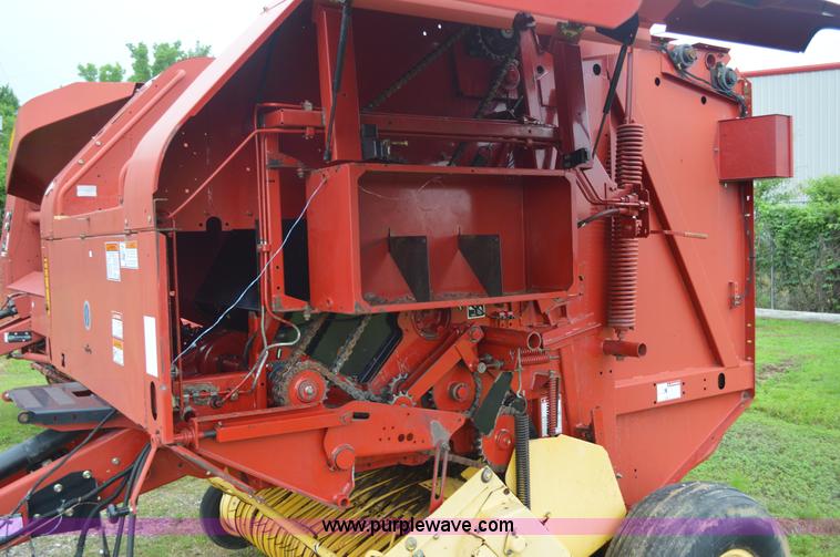image for item G3582 2004 New Holland BR740 round baler