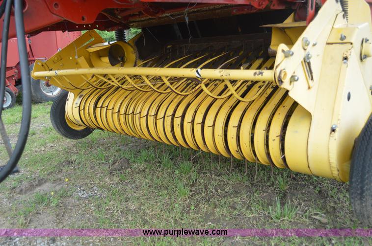 image for item G3582 2004 New Holland BR740 round baler