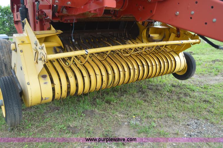 image for item G3582 2004 New Holland BR740 round baler