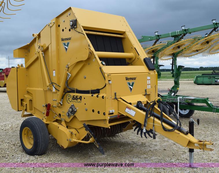 image for item H5072 2011 Vermeer 664 round baler